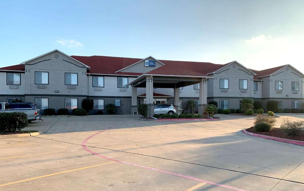 Best Western Limestone Inn and Suites Main image 1